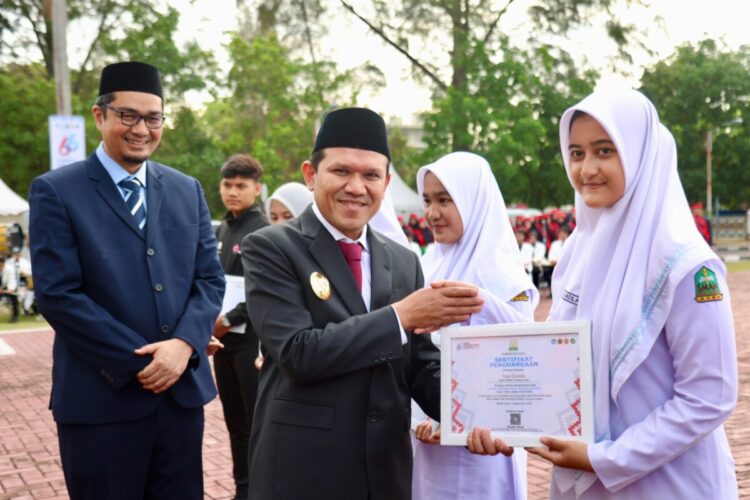 Wakil Gubernur Aceh, Fadhlullah, SE menjadi inspektur upacara peringatan Hari Pendidikan Daerah (Hardikda) Aceh ke-66, yang berlangsung di Halaman Kantor Gubernur Aceh, Selasa (2/9/2025)