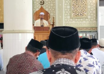 Tgk. Ibnu Abbas saat menyampaikan khutbah Jumat di Masjid Babul Maghfirah, Kecamatan Darussalam, Aceh Besar, Jumat (5/9/2025). FOTO/HAI/Hamdani. Ⓒ Hak cipta foto di atas dikembalikan sesungguhnya kepada pemilik foto