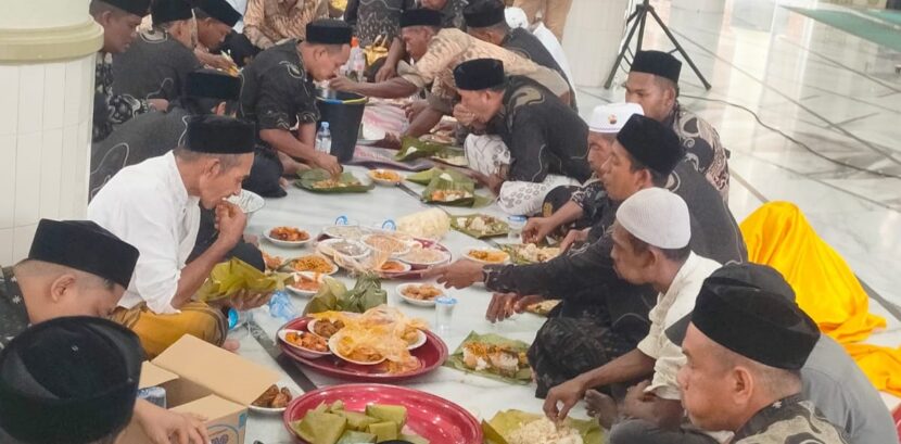 Suasana penuh kekhidmatan dan kebersamaan terasa di Gampong Tanjong Seulamat, Kecamatan Darussalam, Aceh Besar, saat masyarakat setempat menggelar peringatan Maulid Nabi Muhammad SAW 1447 H, Sabtu (6/9/2025). FOTO/HAI/Hamdani. Ⓒ Hak cipta foto di atas dikembalikan sesungguhnya kepada pemilik foto