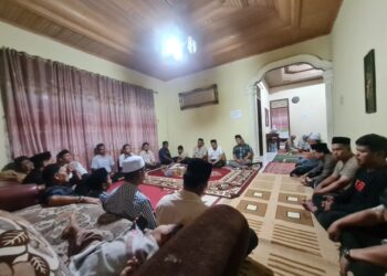 Pengurus Ikadaya Padang Tiji bersama Anggota DPRA Khalid, S.Pd.I saat melaksanakan samadiah di kediaman almarhum Tgk Nurzahri, Krueng Pagar Air, Selasa (9/9/2025)