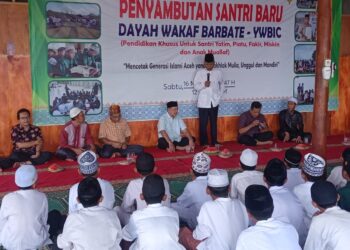 Prof. Yusny Sabi memberikan motivasi bagi santri Dayah Wakaf Barbate, di kawasan Kebun Kurma, Blang Bintang, Aceh Besar, Minggu (14/9/2025)