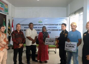 Suasana penyaluran santunan bagi nelayan dan keluarga korban kapal tenggelam di Aceh Timur yang berlangsung di Kantor Pelayanan Kesyahbandaran PPN Idi