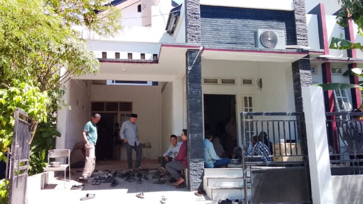 Suasana duka di kediaman almarhum Dr. Tgk. Baharuddin, tokoh masyarakat Gampong Tanjong Seulamat, yang wafat pada Minggu (21/9/2025)