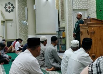 Ustadz Dr. rer.nat. Ilham Maulana, S.Si., menyampaikan tausyiah Subuh di Masjid Babul Maghfirah, Gampong Tanjong Seulamat, Kecamatan Darussalam, Aceh Besar, Rabu (24/9/2025)