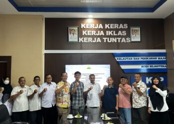 Kadis Kelautan dan Perikanan Aceh Aliman didampingi jajaran saat prosesi penandatanganan perjanjian pemanfaatan lahan PPS Kutaraja dengan pihak investor, Rabu (24/9/2025)