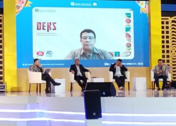 Staf Khusus Gubernur Aceh, Dahlan Jamaluddin, S.IP narasumber Gerakan Aceh Berwakaf bersama dua pemateri lainnya saat memberikan paparan pada Pre-Event Aceh Waqaf Summit di Balee Meuseuraya Aceh, Kamis (25/9/2025)