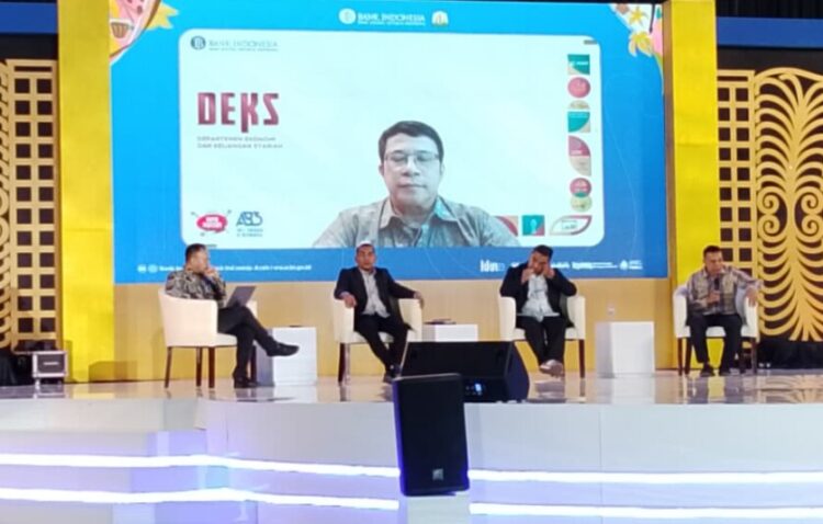 Staf Khusus Gubernur Aceh, Dahlan Jamaluddin, S.IP narasumber Gerakan Aceh Berwakaf bersama dua pemateri lainnya saat memberikan paparan pada Pre-Event Aceh Waqaf Summit di Balee Meuseuraya Aceh, Kamis (25/9/2025)