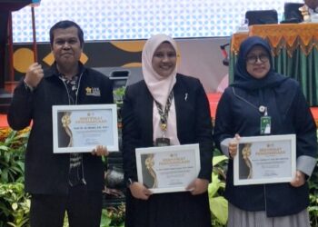 Prof. Dr. M. Shabri, S.E., M.Ec., dianugerahi penghargaan sebagai Dosen Berprestasi Peringkat I. Penghargaan bergengsi ini diserahkan langsung oleh Rektor USK, Prof. Dr. Ir. Marwan yang berlangsung di Banda Aceh pada Jumat, (26/9/2025)