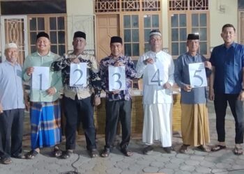Lima calon Keuchik Tanjong Seulamat foto bersama usai penarikan nomor urut dan penyampaian visi misi pada Pilchiksung di halaman Masjid Babul Maghfirah, Kecamatan Darussalam, Aceh Besar, Jumat (27/9/2025) malam