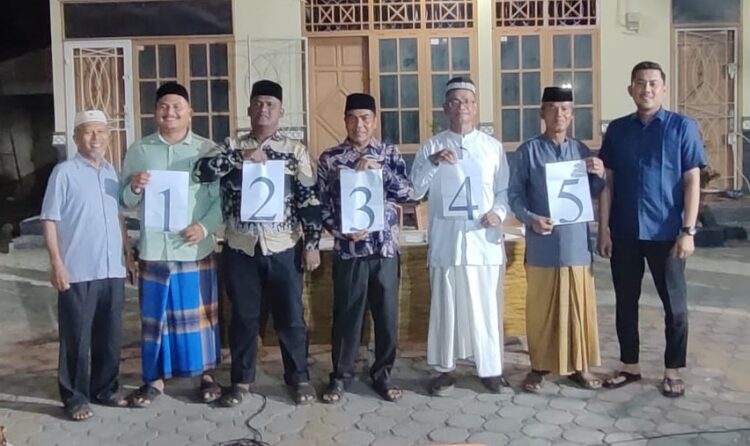 Lima calon Keuchik Tanjong Seulamat foto bersama usai penarikan nomor urut dan penyampaian visi misi pada Pilchiksung di halaman Masjid Babul Maghfirah, Kecamatan Darussalam, Aceh Besar, Jumat (27/9/2025) malam