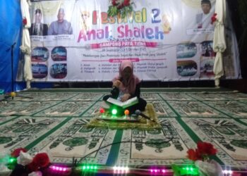 Peserta Festival Anak Shaleh Gampong Paya Tieng (FASGAP) ke-2 mengikuti pembukaan acara di Meunasah setempat, Minggu (28/9/2025)