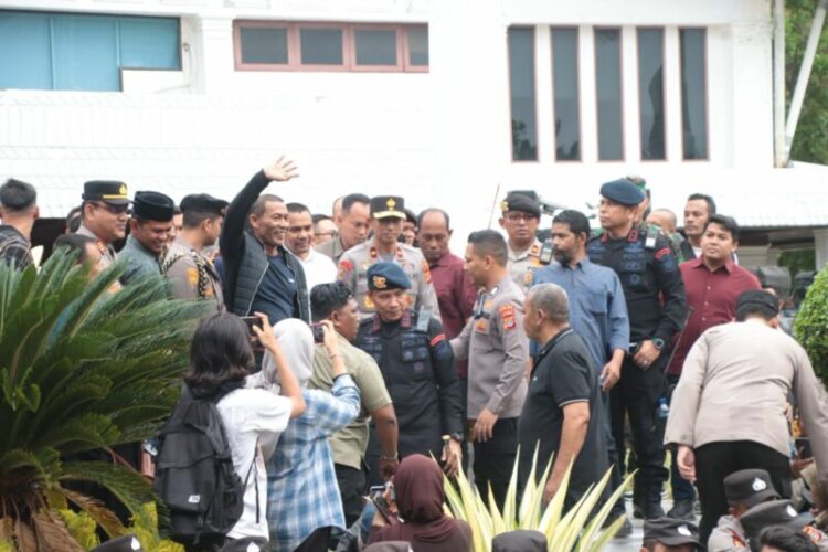 Ketua Dewan Perwakilan Rakyat Aceh (DPRA), Zulfadhli, melontarkan usulan kontroversial di hadapan massa aksi demonstrasi dengan menambahkan satu poin tuntutan, yakni “pisah aja Aceh dengan pusat”. FOTO/Net. Ⓒ Hak cipta foto di atas dikembalikan sesungguhnya kepada pemilik foto