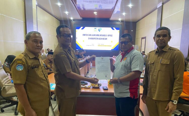 Dinas Komunikasi, Informatika dan persandian Aceh Besar mengelar bimbingan teknis (bimtek) serta melaunching langsung penggunaan aplikasi E-Office di Lingkungan Pemerintah Kabupaten Aceh Besar bertempat di Aula Sanusi Wahab, Jantho, Senin (8/9/2025). FOTO/Net. Ⓒ Hak cipta foto di atas dikembalikan sesungguhnya kepada pemilik foto