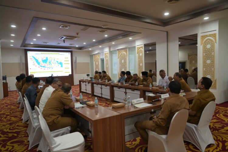 Wakil Gubernur (Wagub) Aceh, Fadhlullah, didampingi Sekretaris Daerah Aceh, M. Nasir, mengikuti rapat koordinasi pengendalian inflasi daerah yang digelar secara daring melalui aplikasi Zoom, di Ruang Potensi Daerah Kantor Gubernur Aceh, Selasa (8/9/2025). FOTO/Net. Ⓒ Hak cipta foto di atas dikembalikan sesungguhnya kepada pemilik foto