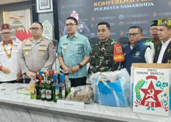 Polresta Samarinda mengamankan 22 mahasiswa FKIP Unmul terkait dugaan pembuatan bom molotov. Polisi juga mengamankan logo PKI dan puluhan bom Molotov, barang bukti aksi demo di DPRD Kaltim, Ahad (31/8/2025). FOTO/Net. Ⓒ Hak cipta foto di atas dikembalikan sesungguhnya kepada pemilik foto