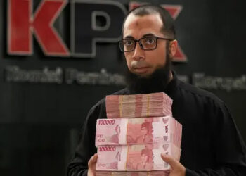 Ustadz Khalid Basalamah mengembalikan uang yang diduga terkait kasus korupsi penentuan kuota haji 2024 ke Komisi Pemberantasan Korupsi (KPK). FOTO/Net. Ⓒ Hak cipta foto di atas dikembalikan sesungguhnya kepada pemilik foto