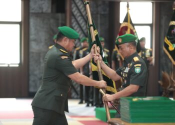 Penyerahan Tugas Panglima Komando Daerah Militer Iskandar Muda (Pangdam IM) kepada Mayor Jenderal TNI Niko Fahrizal kepada Mayor Jenderal TNI Joko Hadi Susilo. FOTO/Net. Ⓒ Hak cipta foto di atas dikembalikan sesungguhnya kepada pemilik foto
