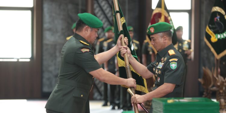 Penyerahan Tugas Panglima Komando Daerah Militer Iskandar Muda (Pangdam IM) kepada Mayor Jenderal TNI Niko Fahrizal kepada Mayor Jenderal TNI Joko Hadi Susilo. FOTO/Net. Ⓒ Hak cipta foto di atas dikembalikan sesungguhnya kepada pemilik foto