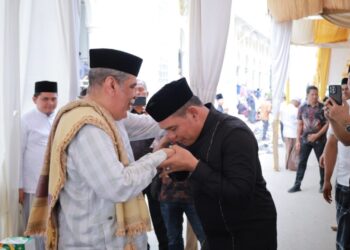 Bupati Aceh Besar, Muharram Idris, menghadiri peringatan Maulid Nabi Muhammad SAW sekaligus Haul Abu Chiek Ke-29 di Kompleks Dayah Ulee Titi, Kecamatan Ingin Jaya, Aceh Besar, Sabtu (6/9/2025). FOTO/Net.Ⓒ Hak cipta foto di atas dikembalikan sesungguhnya kepada pemilik foto