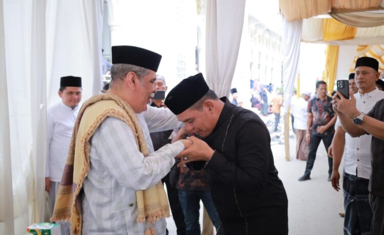 Bupati Aceh Besar, Muharram Idris, menghadiri peringatan Maulid Nabi Muhammad SAW sekaligus Haul Abu Chiek Ke-29 di Kompleks Dayah Ulee Titi, Kecamatan Ingin Jaya, Aceh Besar, Sabtu (6/9/2025). FOTO/Net.Ⓒ Hak cipta foto di atas dikembalikan sesungguhnya kepada pemilik foto