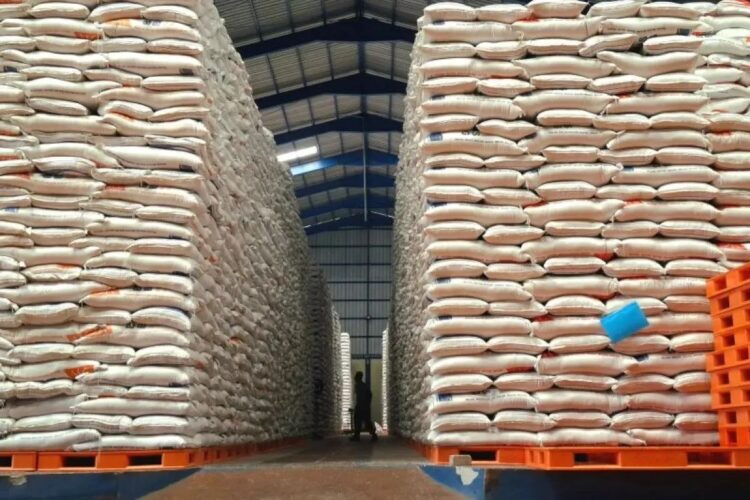 Stok beras di gudang Bulog. FOTO/Net. Ⓒ Hak cipta foto di atas dikembalikan sesungguhnya kepada pemilik foto