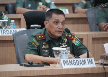Panglima Komando Daerah Militer Iskandar Muda (Pangdam IM) Mayor Jenderal TNI Niko Fahrizal, memimpin kegiatan Video Conference (Vicon) bersama seluruh Komandan dan Kepala Satuan jajaran Kodam IM, Kamis (4/9/2025) siang. FOTO/Net. Ⓒ Hak cipta foto di atas dikembalikan sesungguhnya kepada pemilik foto