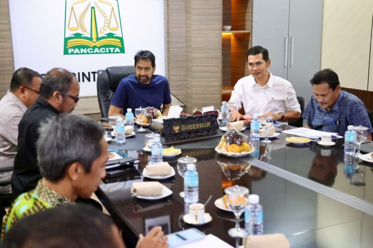 Gubernur Aceh, Muzakir Manaf alias Mualem memimpin High Level Meeting Pengendalian Inflasi Aceh, di ruang rapat Meuligoe Gubernur Aceh, Selasa (2/9/2025) malam. FOTO/Net. Ⓒ Hak cipta foto di atas dikembalikan sesungguhnya kepada pemilik foto