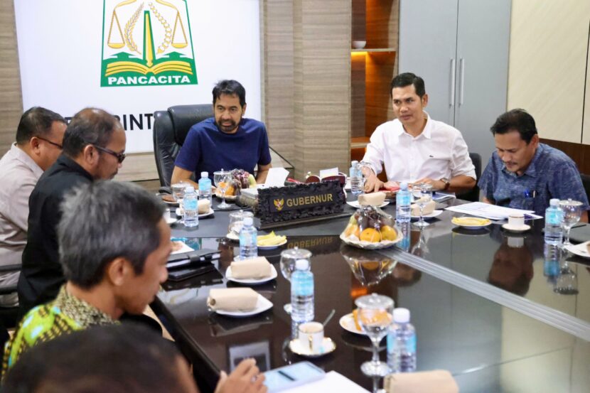 Gubernur Aceh, Muzakir Manaf alias Mualem memimpin High Level Meeting Pengendalian Inflasi Aceh, di ruang rapat Meuligoe Gubernur Aceh, Selasa (2/9/2025) malam. FOTO/Net. Ⓒ Hak cipta foto di atas dikembalikan sesungguhnya kepada pemilik foto