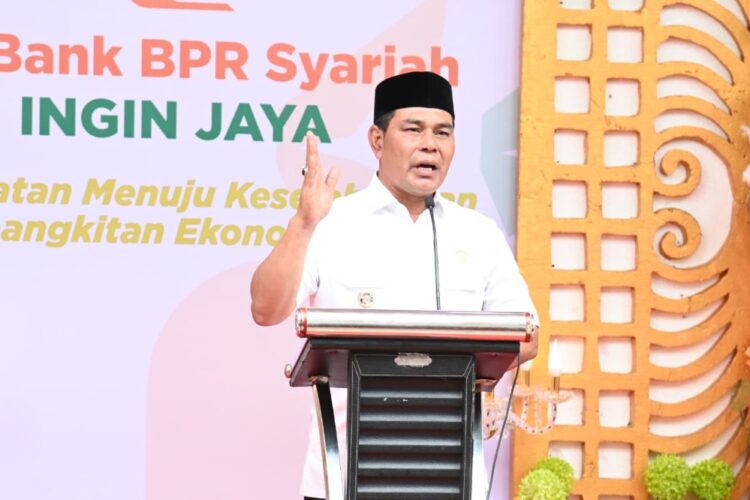 Bupati Aceh Besar, Muharram Idris, menghadiri Grand Opening PT. Bank Perekonomian Rakyat (BPR) Syariah Ingin Jaya yang berlangsung di kantor pusat bank tersebut, Senin (1/9/2025). FOTO/Net. Ⓒ Hak cipta foto di atas dikembalikan sesungguhnya kepada pemilik foto