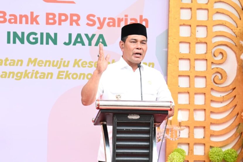 Bupati Aceh Besar, Muharram Idris, menghadiri Grand Opening PT. Bank Perekonomian Rakyat (BPR) Syariah Ingin Jaya yang berlangsung di kantor pusat bank tersebut, Senin (1/9/2025). FOTO/Net. Ⓒ Hak cipta foto di atas dikembalikan sesungguhnya kepada pemilik foto