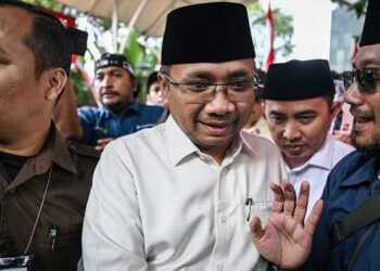 Mantan Menteri Agama (Menag) Yaqut Cholil Qoumas diteriaki maling saat keluar dari gedung Merah Putih Komisi Pemberantasan Korupsi (KPK). FOTO/Net. Ⓒ Hak cipta foto di atas dikembalikan sesungguhnya kepada pemilik foto