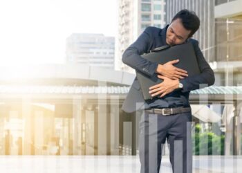 Ilustrasi Job Hugging. FOTO/Forbes. Ⓒ Hak cipta foto di atas dikembalikan sesungguhnya kepada pemilik foto