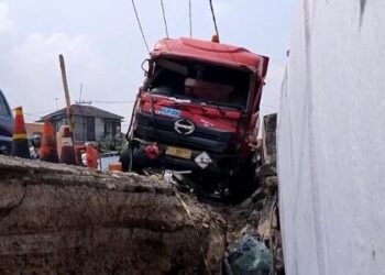 Kecelakaan beruntun truk tangki BBM menabrak belasan kendaraan di Jalan Raya Nasional Jasinga–Cigelung, tepatnya di Simpang Cilame, Desa Bunar, Kecamatan Cigudeg, Kabupaten Bogor, Jumat (5/9/2025) siang. FOTO/Net. Ⓒ Hak cipta foto di atas dikembalikan sesungguhnya kepada pemilik foto