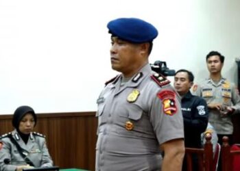 Sidang Komisi Kode Etik dan Profesi (KKEP) menjatuhkan putusan Pemberhentian Tidak Dengan Hormat (PTDH) terhadap personel Brimob yang merupakan Danyon Resimen 4 Korbrimob Polri Kompol Cosmas Kaju Gae. FOTO/Net.