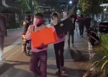 Tim gabungan Satreskrim Polres Metro Tangerang Selatan (Tangsel) bersama Ditreskrimum Polda Metro Jaya mengusut aksi penjarahan di rumah Menteri Keuangan (Menkeu) Sri Mulyani yang berada di kawasan Bintaro. FOTO/Net.