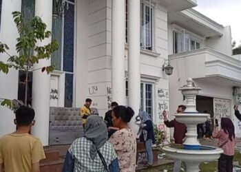 Polisi menetapkan 10 orang sebagai tersangka terkait penjarahan rumah politisi PAN Surya Utama alias Uya Kuya di kawasan Pondok Bambu, Jakarta Timur. FOTO/Net. Ⓒ Hak cipta foto di atas dikembalikan sesungguhnya kepada pemilik foto