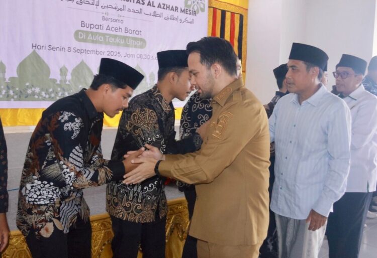 Wakil Bupati Aceh Barat Said Fadheil SH melakukan pelepasan calon mahasiswa baru Universitas Al-Azhar penerima beasiswa dari Pemerintah Aceh ke Mesir, Senin (08/09/2025). FOTO/HAI/AB. Ⓒ Wabup Aceh Barat, Said Fadhel sedang salaman dengan calon mahasiswa, FOTO/ist