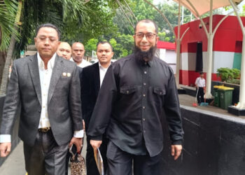 Ustadz Khalid Basalamah bersama 5 orang pengacaranya tiba di Gedung Merah Putih KPK, Jalan Kuningan Persada Kav 4, Setiabudi, Jakarta Selatan pada pukul 11.04 WIB, Selasa, 9 September 2025. FOTO/Net. Ⓒ Hak cipta foto di atas dikembalikan sesungguhnya kepada pemilik foto