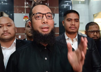 Hampir delapan jam diperiksa tim penyidik Komisi Pemberantasan Korupsi (KPK), pendakwah Khalid Basalamah mengaku sebagai korban dari travel lain yang menawarkan berangkat haji menggunakan kuota khusus tambahan. FOTO/Net. Ⓒ Hak cipta foto di atas dikembalikan sesungguhnya kepada pemilik foto