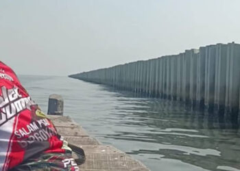 Bukan Lagi Pagar Bambu, Kini Viral Tanggul Beton di Pesisir Jakarta Utara yang Ganggu Kegiatan Nelayan