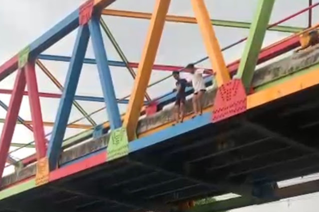 Dua remaja yang sempat dilaporkan hilang setelah melompat dari jembatan ke Sungai Gung di Tegal, Jawa Tengah akhirnya ditemukan dalam keadaan meninggal dunia. Aksi berbahaya itu dilakukan kedua korban saat membuat konten video di kawasan Kelurahan Slerok, Kecamatan Tegal Timur, Kota Tegal pada Kamis (16/10) sore. FOTO/Net. Ⓒ Hak cipta foto di atas dikembalikan sesungguhnya kepada pemilik foto