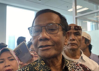 Mantan Menteri Koordinator Bidang Politik, Hukum, dan Keamanan (Menko Polhukam), Mahfud MD diminta KPK untuk melaporkan dugaan mark up Kereta Cepat Whoosh. FOTO/Net. Ⓒ Hak cipta foto di atas dikembalikan sesungguhnya kepada pemilik foto