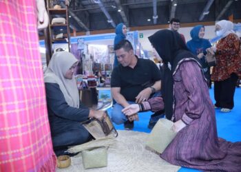 Bupati Aceh Besar Tinjau Stand Dekranasda di Inacraft, Bangga Produk Lokal Tembus Ajang Nasional