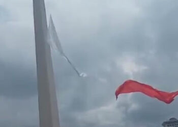 Insiden robeknya Bendera Merah Putih berukuran besar di Tugu Monumen Nasional (Monas) Jakarta Pusat pada Kamis, 2 Oktober 2025. FOTO/Net. Ⓒ Hak cipta foto di atas dikembalikan sesungguhnya kepada pemilik foto