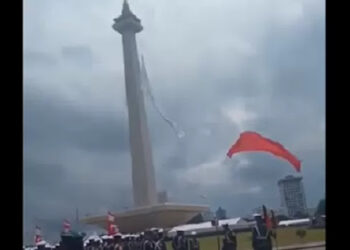 Peristiwa robeknya Bendera Merah Putih berukuran besar saat dikibarkan dalam rangkaian gladi HUT ke-80 TNI di Monas, Jakarta Pusat viral. FOTO/Net. Ⓒ Hak cipta foto di atas dikembalikan sesungguhnya kepada pemilik foto