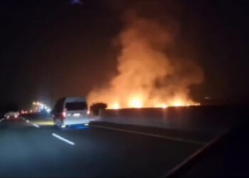 Media sosial TikTok dan Instagram tengah dihebohkan oleh video yang memperlihatkan jatuhnya penampakan cahaya terang di langit serta rekaman api yang berkobar di dekat Tol Ciperna, Cirebon, Jawa Barat, pada Minggu malam (5/9/2025). FOTO/Tangkapan Layar. Ⓒ Hak cipta foto di atas dikembalikan sesungguhnya kepada pemilik foto