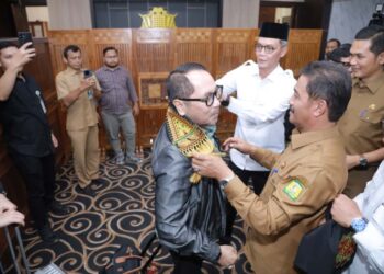 Wabup Aceh Besar Sambut Rombongan Baleg DPR RI di Bandara SIM