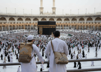 Membandingkan Biaya Umrah Mandiri dan Melalui Travel