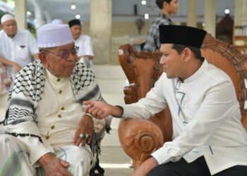 Wagub Aceh Sampaikan Duka Mendalam saat Takziah ke Rumah Abon Arongan di Samalanga