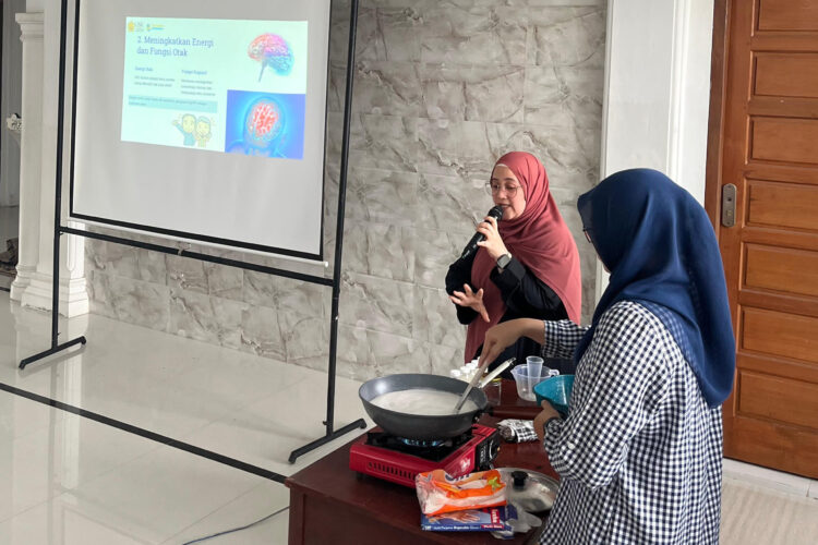 USK Dukung Ibu Rumah Tangga di Barabung Hasilkan VCO Bernilai Tinggi